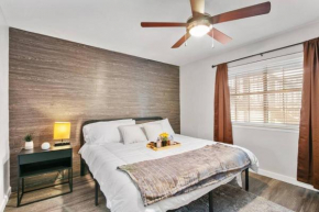 Chic Suite near DT w/Comfy King Bed Free Parking